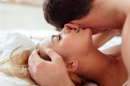 男性の耳にキスをする女性